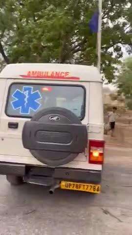जमुआ गांव में आंधी की तेज़ हवाओं से पेड़ गिरा जिससे ग्रामीण क्षेत्रों की बिजली लाइन के दो तार टूट गये बार-बार बचे राहगीर