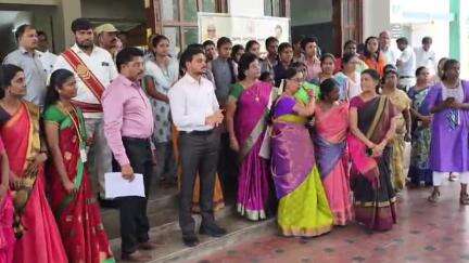 கோவை தெற்கு: ஆட்சியர் அலுவலக வளாகத்தில் பரதநாட்டியத்தை ஆர்வமுடன் ரசித்த  ஆட்சியர் பவன் குமார்