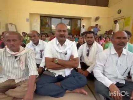 कोरपना: पालगाव गावच्या ग्रामस्थांचे रस्त्याच्या मागणीसाठी अल्ट्राटेक सिमेंट कंपनीच्या कार्यालयासमोर ठिय्या आंदोलन
