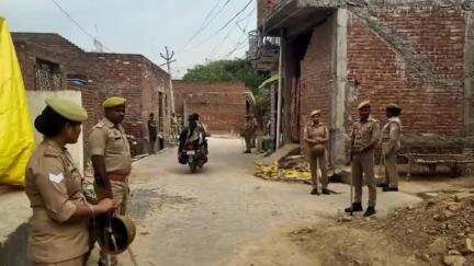 ताखा: ऊसराहार के कदम पुर गांव में छावनी में तब्दील, दिन-रात पुलिस और पीएसी तैनात