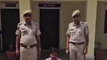 दूनी: अलीगढ़ पुलिस ने अवैध खनन परिवहन पर कार्रवाई करते हुए अवैध चेंजा पत्थरों से भरा ट्रैक्टर-ट्रॉली किया ज़ब्त, चालक गिरफ्तार