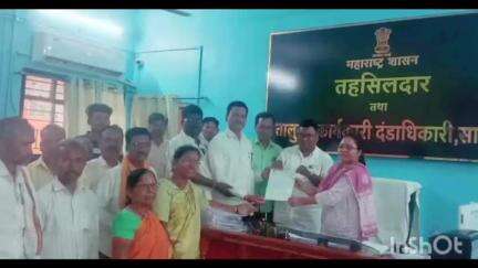 सावली: घरकुल लाभार्थ्यांना रेती उपलब्ध करून द्या सावली तालुका काँग्रेस कमिटीची तहसीलदार यांच्याकडे निवेदनातून मागणी