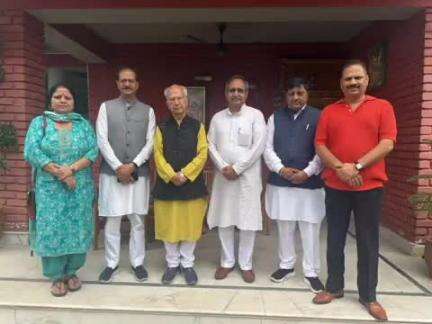 बिलासपुर सदर: पूर्व मुख्यमंत्री शांता कुमार से विधायक रणधीर शर्मा ने की मुलाकात, कहा- ऐसे व्यक्तित्व से मिलती है नई ऊर्जा