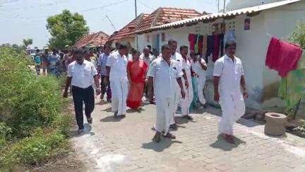 எட்டயபுரம்: ராமசாமிபுரம் கிராமத்தில் மின்னல் தாக்கி உயிரிழந்தவரின் குடும்பத்திற்கு அமைச்சர் நிதி உதவி வழங்கினார்