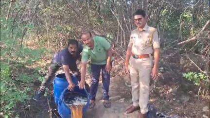పాణ్యం: ఓర్వకల్ మండలం గుడుంబాయి తండాలో నాటుసారా స్థావరాలపై ఎక్సైజ్ సీఐ చంద్రహాస్ దాడులు