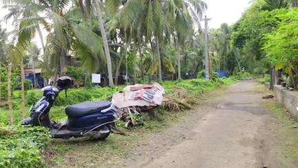 ചാവക്കാട്: മണത്തല ബേബി റോഡ് പുളിച്ചിറക്കെട്ടിൽ സ്കൂട്ടർ നിയന്ത്രണംവിട്ട് മറിഞ്ഞ് അപകടം, രണ്ട് പേർക്ക് പരിക്ക്