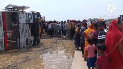 बरकट्ठा: गोरहर के पास कंटेनर वाहन बाइक सवार पर पलटा, मां-बेटे की मौत