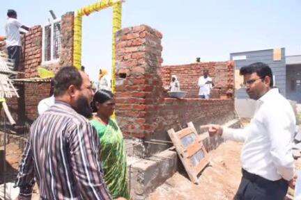 గద్వాల్: గోపాల్ దిన్నే గ్రామంలో ఇందిరమ్మ ఇళ్ల పనులను పరిశీలించిన కలెక్టర్ బీఎం సంతోష్ కుమార్