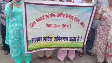 नालागढ़: पेंशनर्स व वरिष्ठ नागरिक कल्याण संघ ने नालागढ़ में सरकार के खिलाफ किया प्रदर्शन