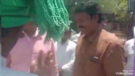 మద్దతు ధరకే కొనుగోలు చేయాలంటూ విజయనగరం కలెక్టరేట్ వద్ద మినుము బస్తాలతో ఏపీ రైతు సంఘం ఆధ్వర్యంలో రైతుల నిరసన