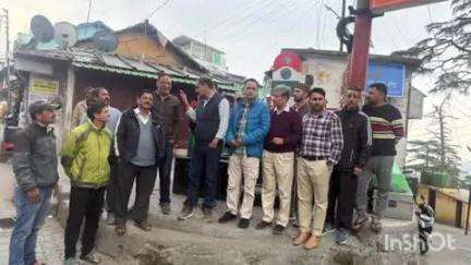 चकराता: चकराता में महिलाओं के खिलाफ टिप्पणी करने पर लोग भड़के