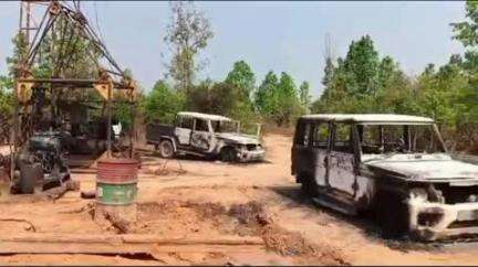 सामरी कुसमी: बलरामपुर के सरहदी गांव तोरिसोत में नक्सलियों ने किया तांडव, 8 वाहनों को आग के हवाले किया