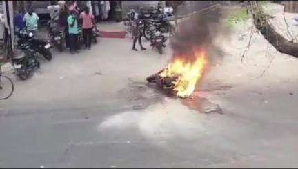 முசிறி: முசிறியில் சாலை ஓரம் நிறுத்தி வைக்கப்பட்டிருந்த ஸ்கூட்டர் தீப்பிடித்து எரிந்ததால் பரபரப்பு