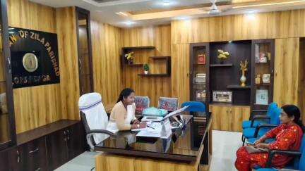 कुडू: कुडू बड़की चाँपि पंचायत के विकास के लिए उप मुखिया हेना तिवारी ने जिला परिषद अध्यक्ष रीना भगत से मुलाकात की