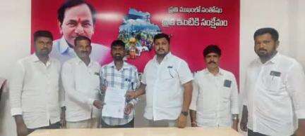 జహీరాబాద్: బుర్దిపాడు గ్రామానికి చెందిన బాధితునికి 2 లక్షల ఎల్ఓసి అందజేత