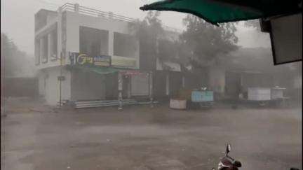 सुमेरपुर: उपखंड क्षेत्र में लगातार दो दिनों की बारिश के बाद आमजन को गर्मी से मिली राहत, तेज हवाओं के साथ हुई बारिश
