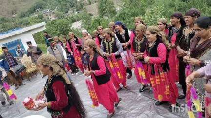 रोहड़ू: विधायक श्री मोहनलाल ब्रागटा ने आज शरकुली गांव में महिला मंडल भवन का उद्घाटन किया