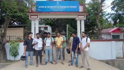 মোহনপুর: জেল পুলিশে নিয়োগের দাবিতে আগরতলায় IGP-র নিকট ডেকোরেশন দিল চাকুরি প্রার্থীরা