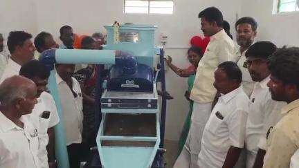 திருத்தணி: வேலஞ்சேரியில் கேழ்வரகு  அரவை மையத்தை திருத்தணி எஸ். சந்திரன் எம்.எல்.ஏ  திறந்து வைத்தார்.