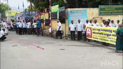 மேட்டுப்பாளையம்: நீதிமன்ற உத்தரவுப்படி அகவிலைப்படி வழங்கியதை ஒய்வு பெற்ற போக்குவரத்து தொழிலாளர்கள் மேட்டுப்பாளை
யம் பணிமனை முன்பு பட்டாசு வெடித்துக் கொண்டாடினர்