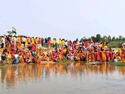 इचाक: रतनपुर में कलश जल यात्रा के साथ सात दिवसीय महायज्ञ का शुभारंभ