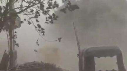 परभणी: वादळी वाऱ्यामुळे खानापूर फाटा परिसरात महावितरणच्या मुख्य वाहिनीवर पडले होर्डिंग, अर्धे शहर अंधारात