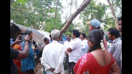 నరసాపురం: రుస్తుంబాధ, సీతారామపురం సౌత్ గ్రామంలో ఇటీవల కురిసిన వర్షాలకు ఇళ్లపై చెట్లు పడడంతో ఘటన స్థలాన్ని పరిశీలించిన MLA నాయకర్