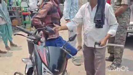 गोपालगंज: थावे रोड पर पुलिस ने वाहन जांच अभियान के दौरान 17 लीटर शराब के साथ एक बाइक सवार युवक को गिरफ्तार किया