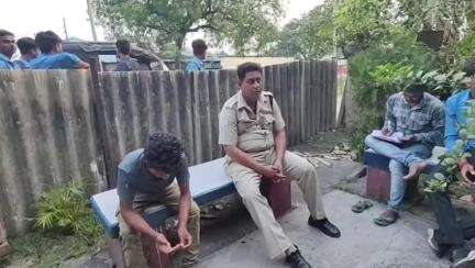 एगारकुंड: छात्र का मोबाइल चोरी करते हुए चोर पकड़ाया, छात्रों ने कुमारधूबी GRPF पुलिस को सौंपा
