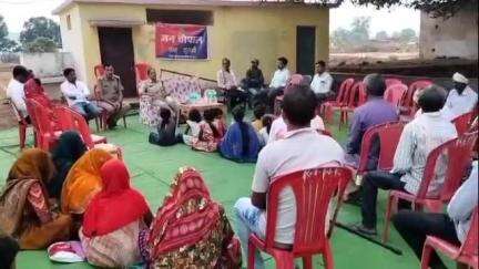 सिहावल: सीधी जिले के देवार्थ में जन चौपाल का आयोजन, कुसमी SDOP रहीं मौजूद