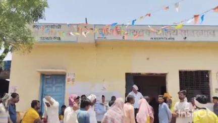 हदगाव: सावरगाव माळ येथे पिण्याच्या पाण्यासाठी महिला आक्रमक, ग्रामपंचायतीला ठोकले कुलूप #jansamasya
