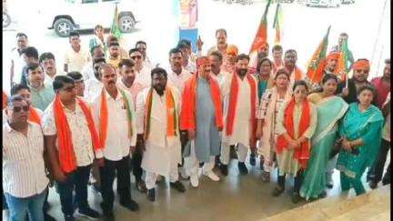 आदित्यपुर गम्हरिया: समाहरणालय परिसर में भाजपा नेताओं ने भारत में रह रहे पाकिस्तानियों के विरोध में रैली निकाली