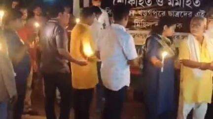 খড়গপুর ১: আইআইটি খড়গপুরে পড়ুয়াদের মৃত্যু: মোমবাতি জ্বালিয়ে শ্রদ্ধা জানাল খড়গপুর শহর