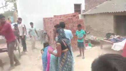 शाहगंज: असैथा गांव में रास्ते के विवाद को लेकर दो पक्षों में जमकर चले लाठी-डंडे, वीडियो हुआ वायरल