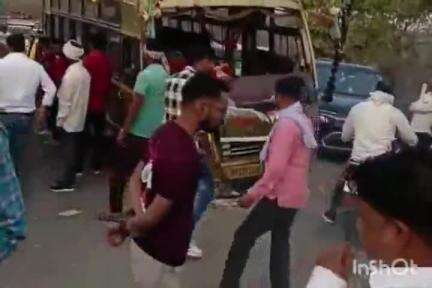 बैराड़: गोवर्धन क्षेत्र के आमवाली चौकी के पास बस और कार की आमने-सामने भिड़ंत, 2 घायल, 1 गंभीर घायल को ग्वालियर रेफर