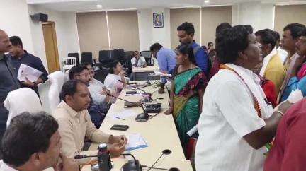 జనగాం: సోమవారం జరిగిన ప్రజావాణిలో 60 అర్జీలను స్వీకరించిన కలెక్టర్ రిజ్వాన్ భాషా షేక్