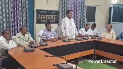 सारवां: प्रखंड कार्यालय में अंचलाधिकारी की अध्यक्षता में ग्राम प्रधानों व मूल रैयतों की प्रशासनिक बैठक की गई