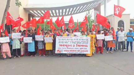 খড়গপুর ১: আইআইটি খড়গপুরে ছাত্র মৃত্যুর প্রতিবাদে সিপিআইএম-এর অবস্থান-বিক্ষোভ IIT গেটে