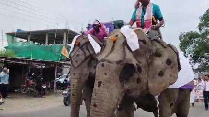 পূব ডিব্ৰুগড়: বৰবৰুৱাৰ পূজা খেলপথাৰত আজিৰে পৰা ২৪ তম বৰবৰুৱা কেন্দ্ৰীয় ৰঙালী বিহু সন্মিলনৰ আৰম্ভনি হিচাপে বিশাল সাংস্কৃতিক শুভাযাত্ৰা