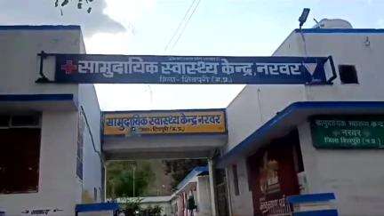 नरवर: नशे में धुत ड्राइवर ने नरवर लोड़ी माता मंदिर के पास लाईट के खंभे में ठोकी फोर व्हीलर गाड़ी, एक महिला घायल