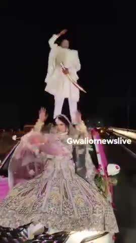 पति और पत्नी की सनक तो देखिए! नई नवेली दुल्हन कार के बोनट पर थिरक रही तो दूल्हा कार की छत पर तलवार लहरा रहा!
#Gwalior #ViralVideo #Reel #MadhyaPradesh #punjabkesari