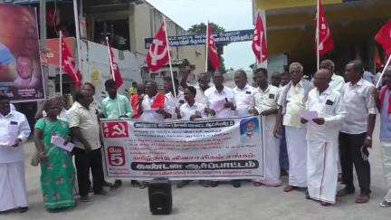 வாழப்பாடி: வாழப்பாடி அருகே விவசாயின் தற்கொலையை கொலை வழக்காக மாற்றி அதிகாரிகள் மீது நடவடிக்கை எடுக்க கோரி வாழப்பாடி பேருந்து நிலையம் முன்பு கண்டன ஆர்ப்பாட்டம்