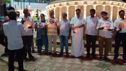 ಹೊಸಪೇಟೆ: ಪಹಲ್ಗಾಮ್ ಪ್ರದೇಶದಲ್ಲಿ ಉಗ್ರರ ದಾಳಿಯಿಂದ ಮೃತಪಟ್ಟವರಿಗೆ ನಗರದ ಅಂಬೇಡ್ಕರ್ ವೃತ್ತದಲ್ಲಿ ಶ್ರದ್ಧಾಂಜಲಿ ಕಾರ್ಯಕ್ರಮ