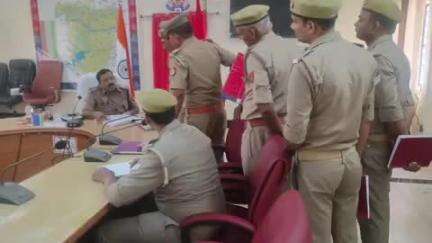 रॉबर्ट्सगंज: अपर पुलिस अधीक्षक मुख्यालय कालू सिंह ने पुलिस लाईन चुर्क के सभागार कक्ष में विवेचना रजिस्टर का किया निरीक्षण