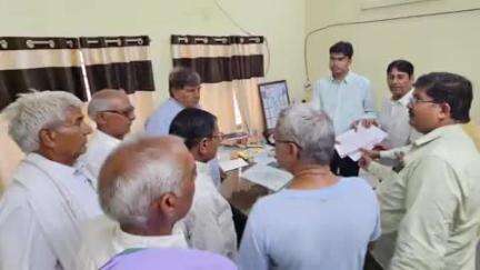 लक्ष्मणगढ़: बाटड़ानाउ के ग्रामीणों ने शाखीवास गांव को बाटड़ानाउ गांव में रखने की मांग को लेकर उपखंड अधिकारी को ज्ञापन दिया