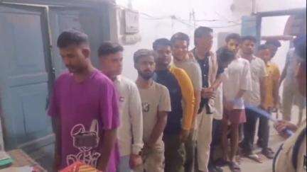 हथुआ: मीरगंज में स्मैक और नशा कारोबार के खिलाफ पुलिस की बड़ी छापेमारी, 19 लोग हिरासत में