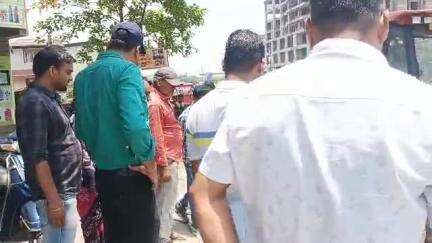 आदित्यपुर गम्हरिया: AMC के अपर नगर आयुक्त के निर्देश पर शनि मंदिर से टोल ब्रिज तक नालों की सफाई का अभियान शुरू, सर्विस रोड डायवर्ट