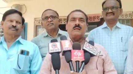 కోదాడ: రిటైర్మెంట్ బెనిఫిట్స్ రావడం లేదని ఆల్ పెన్షనర్స్ రిటైర్డ్ పర్సన్స్ అసోసియేషన్ ఆధ్వర్యంలో కోదాడలో ఎస్టీఓ ఎదుట ధర్నా