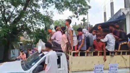 বৰক্ষেত্ৰী: অটো ৰিক্সাৰ ছবিৰ প্ৰতীক লৈ নলবাৰীৰ মাধাপুৰত যুৱ প্ৰাৰ্থী ৰাস্না বেগমৰ বিশাল নিৰ্বাচনী প্ৰচাৰ প্ৰচাৰৰ অন্তিম দিনটোত