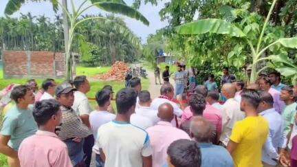 তামুলপুৰ: শুক্লাই চেৰফাং মণ্ডলৰ ৯ নং বুথত পথ মেৰামতিৰ কাৰ্য্যৰ শুভাৰম্ভ কৰে বিটিচিৰ ই এম ৰানেন নাৰ্জাৰীয়ে